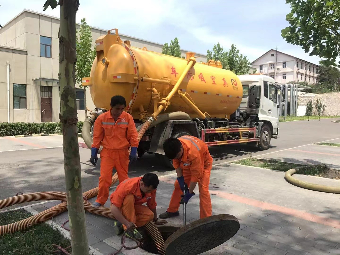 宜昌管道疏通车停在窨井附近