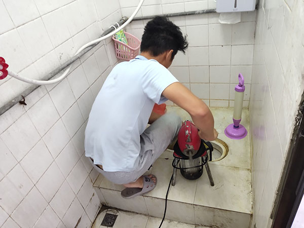 宜昌管道堵塞冒臭气 专业师傅现场解决问题